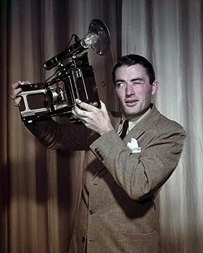Грегъри Пек държи в ръцете на ретро фотоапарат от епохата на началото на 1950-те години в костюм 8x10 снимка